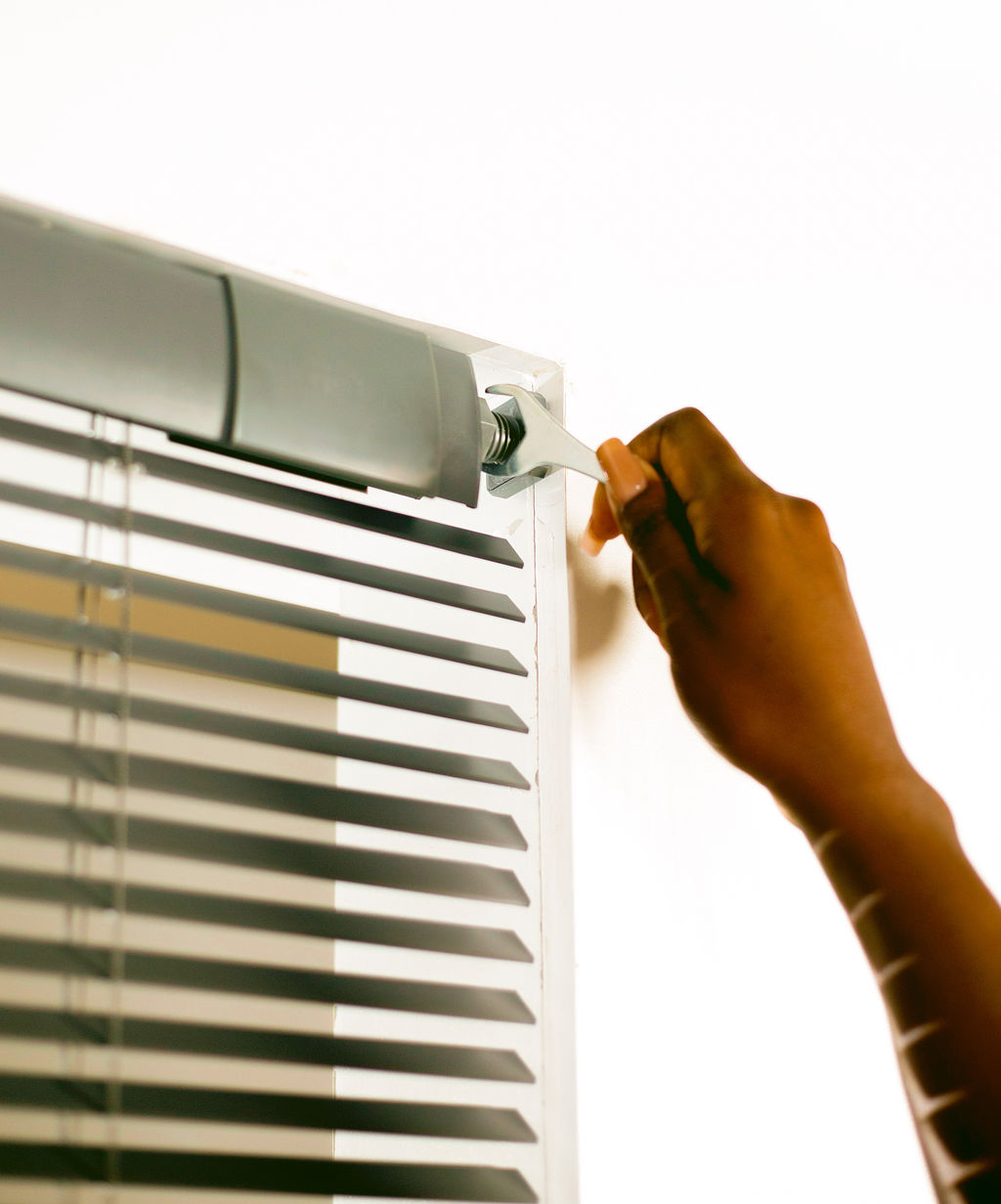 Fitting a blind with the no-drill tension bracket system